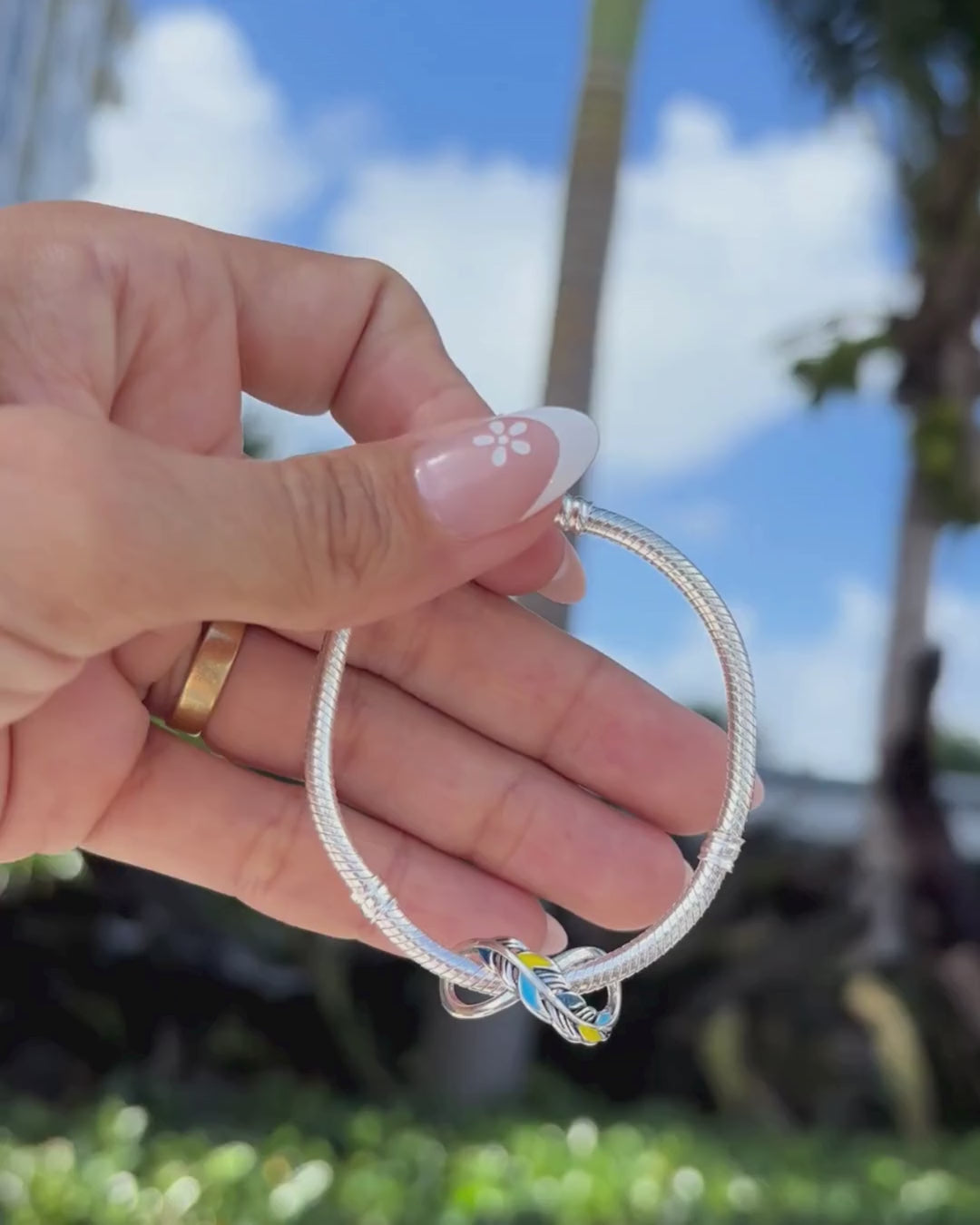 Nova Twist Charm